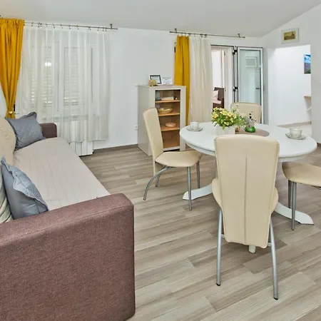 Guest house Jure 3*