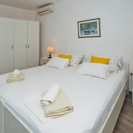 Guest house Jure Hvar Town